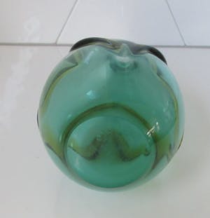 Niet of onleesbaar gesigneerd - Groen en amber dikwandige vintage glazen vaas kopen? Bied vanaf 10!
