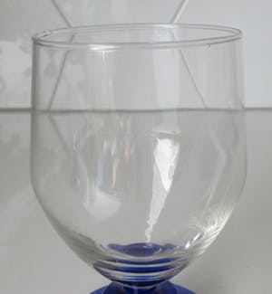 Niet of onleesbaar gesigneerd - Twee art deco stijl wijnglaasjes met blauwe voet kopen? Bied vanaf 1!