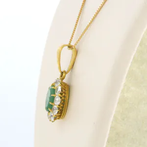 18k gouden collier met een entourage hanger bezet met smaragd en diamant kopen? Bied vanaf 700!