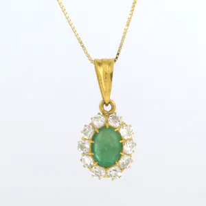 18k gouden collier met een entourage hanger bezet met smaragd en diamant kopen? Bied vanaf 700!