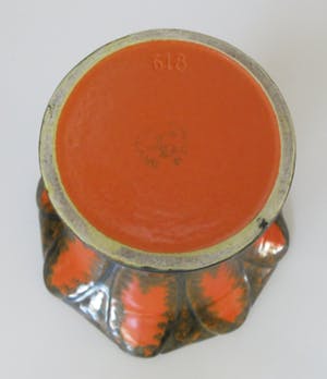 Arnhemsche Fayencefabriek - Twee oranje zwarte art deco vazen - Klaas Vet kopen? Bied vanaf 10!