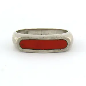 Zilveren ring versiert met rode emaille - ringmaat 16(50) kopen? Bied vanaf 1!