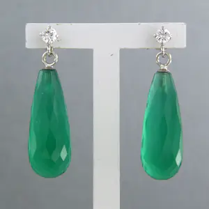 18k witgouden oorhangers met groene onyx en briljant geslepen diamant 0.14 ct kopen? Bied vanaf 330!