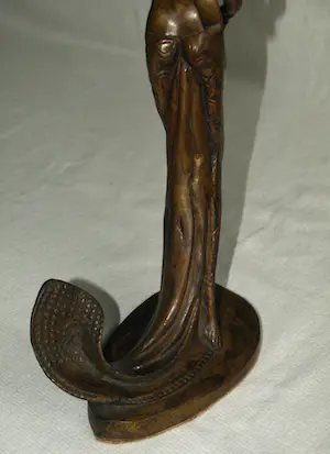 Brons (Onbekend) - Bronzen beeld , Vrouw – in Art Deco stijl – hoogte 38 cm. kopen? Bied vanaf 1!