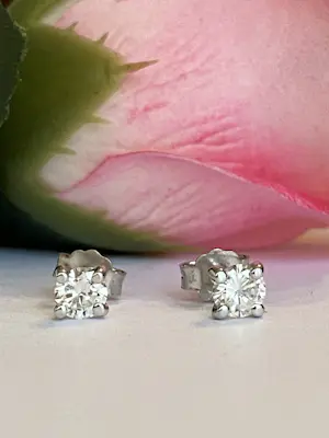 Witgouden oorstekers met diamanten ca 0.65 crt kopen? Bied vanaf 900!