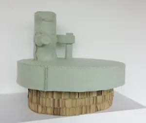 Linda Nieuwstad - Object van textiel (hout en karton), Zonder titel kopen? Bied vanaf 70!