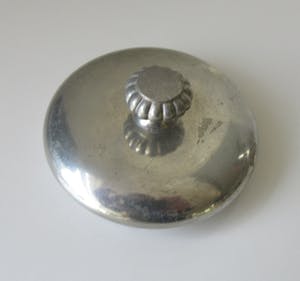 Just Andersen - Art deco tinnen theepot met gevlochten rieten handvat kopen? Bied vanaf 1!