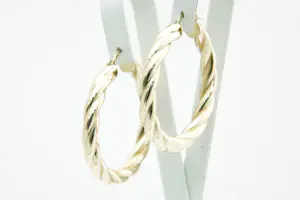 24 - GROTE set (zo goed als nieuwe) geel-goud & gedraaide 14 Krt oorclips kopen? Bied vanaf 195!