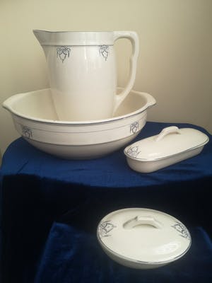 Keramiekfabriek Nimy - Fraai 4 delig Lampetstel, Manifacture Imperiale Royale kopen? Bied vanaf 15!