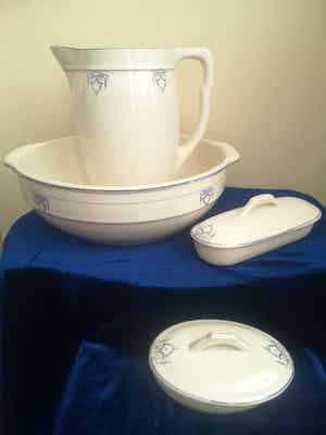 Keramiekfabriek Nimy - Fraai 4 delig Lampetstel, Manifacture Imperiale Royale verkocht voor € 25!