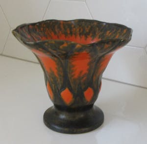 Arnhemsche Fayencefabriek - Twee oranje zwarte art deco vazen - Klaas Vet kopen? Bied vanaf 10!
