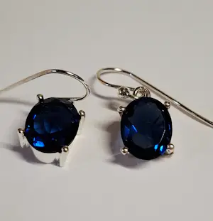 Nieuwe  zilveren oorbellen met blauwe facet geslepen saffier kopen? Bied vanaf 50!