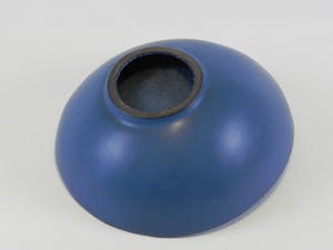 Niet of onleesbaar gesigneerd - Blauwe keramische schaal met hoekige randen kopen? Bied vanaf 1!