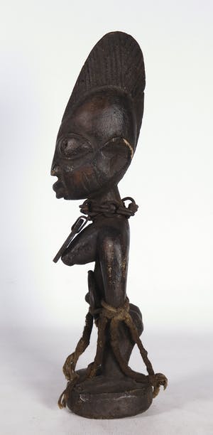 Yoruba - Houten Ibedji- of tweelingbeeld van vrouw met metalen attributen kopen? Bied vanaf 20!