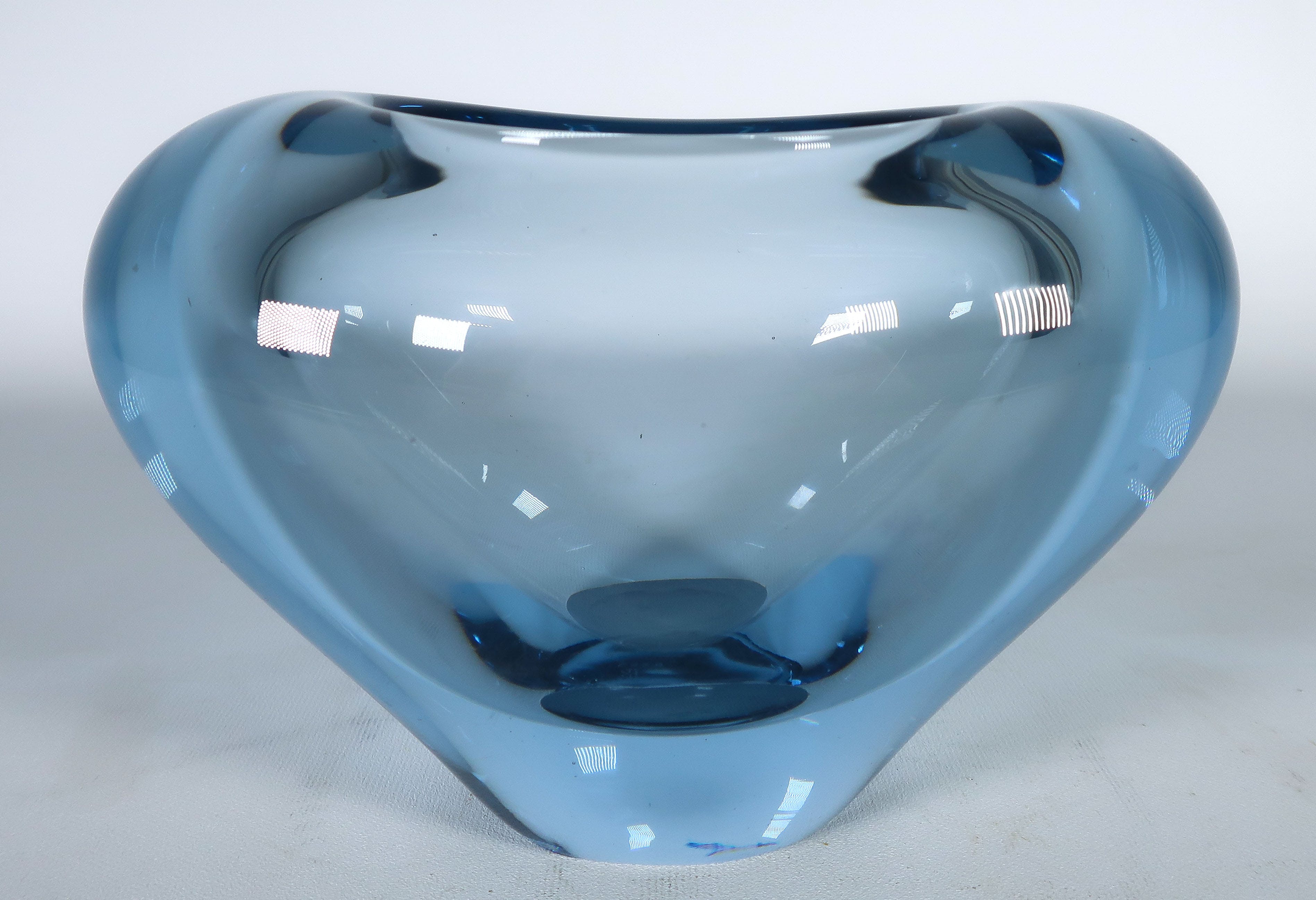 Per Lutken - Kristalglas, Blauw vaasje, uitgevoerd door Holmegaard verkocht voor € 25!