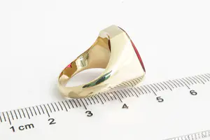 87 - Opvallende Retro seventies 14krt gouden zegel ring met rode steen kopen? Bied vanaf 120!