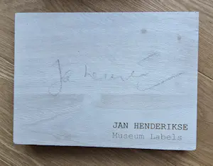 Jan Henderikse - Museum Labels - 8 Unieke gesigneerde werken - 2018 - 21 x 15 cm per stuk kopen? Bied vanaf 450!