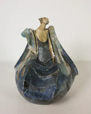 Willemijn van der Meer - Set van 6 keramieken sculpturen, Dames in jurk kopen? Bied vanaf 350!